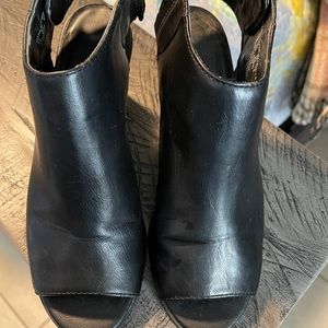 Super cute heels open toe snap closure. Fun & fabulous with jeans or a suit nice